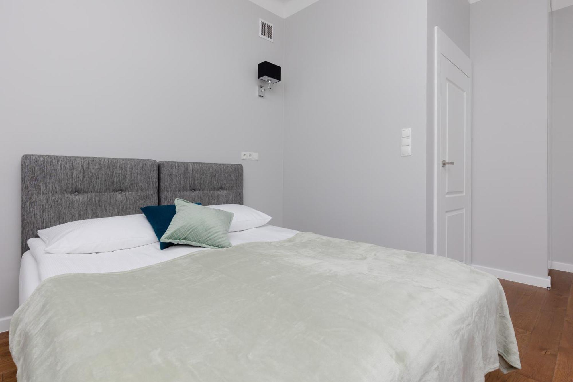 City Center Aparthotel Chmielna By Noclegi Renters Varsóvia Exterior foto
